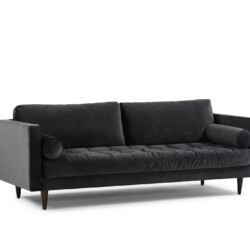 Sofa băng 3 chỗ bọc vải màu xám than, chụp trên nền trắng studio. Góc chụp ngang, làm nổi bật kiểu dáng thanh lịch, tay vị…