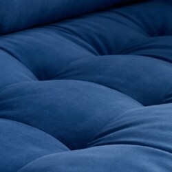 Cận cảnh bề mặt đệm ngồi của sofa bọc vải màu xanh navy, với các đường may tạo múi phồng nhẹ. Chất liệu vải mềm mại, mang…