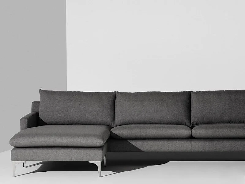 Sofa góc SF-387 màu xám đậm, chụp ngang tầm mắt, thể hiện rõ chiều sâu và sự êm ái của các đệm ngồi và tựa lưng. Phần góc…