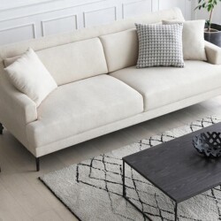 Sofa băng SF-189 màu be nhạt, chụp từ góc cao chéo, đặt trong không gian phòng khách hiện đại. Sofa có đệm ngồi và tựa lưn…