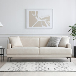 Sofa băng SF-189 màu be nhạt, chụp chính diện trong một phòng khách hiện đại. Sofa được bố trí cùng thảm trải sàn, bàn phụ…