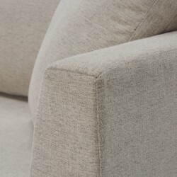 Cận cảnh tay vịn vuông vắn của sofa Ainsley SF-369 bọc vải màu be nhạt. Chi tiết đường may tinh tế và chất liệu vải dệt th…