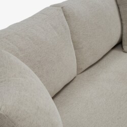 Cận cảnh phần đệm ngồi và gối tựa lưng của sofa Ainsley SF-369 bọc vải màu be nhạt. Các gối tựa có độ phồng tự nhiên, mang…