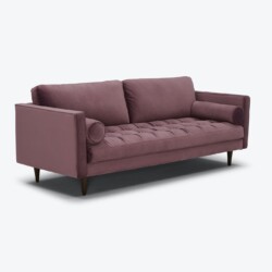 Sofa băng 3 chỗ bọc vải màu hồng đất, chụp trên nền trắng studio. Góc chụp 3/4 từ phía trước, làm nổi bật kiểu dáng hiện đ…