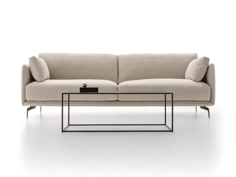 Sofa băng hai chỗ ngồi phong cách hiện đại, chụp chính diện trên nền trắng studio. Sofa bọc vải màu be nhạt, có tay vịn hơ…