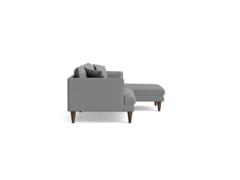 Hình ảnh chụp nghiêng từ bên phải của sofa góc Lewis SF-489 bọc vải màu xám nhạt trên nền trắng. Góc chụp này làm nổi bật…
