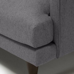 Cận cảnh chân sofa Lewis Extra SF-646 làm từ gỗ tự nhiên màu nâu sẫm, kết hợp với góc đệm ngồi bọc vải màu xám, nhấn mạnh…