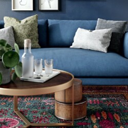 Góc cận cảnh sofa băng Lewis Extra SF-646 màu xanh navy trong phòng khách, tập trung vào đệm ngồi sâu, gối tựa êm ái và bà…