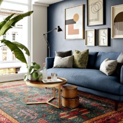 Sofa băng Lewis Extra SF-646 màu xanh navy, đặt trong phòng khách hiện đại với tường xanh đậm, thảm họa tiết thổ cẩm và câ…