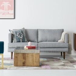 Sofa băng 3 chỗ Preston SF-111 màu xám nhạt, bọc vải, đặt trong phòng khách hiện đại. Sofa có chân gỗ thon, kết hợp bàn tr…