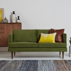 Sofa băng 3 chỗ Preston SF-111 màu xanh rêu độc đáo, bọc vải, đặt trong phòng khách hiện đại. Sofa có chân gỗ thon, kết hợ…