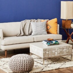 Sofa băng 3 chỗ Preston SF-111 màu be nhạt trang nhã, bọc vải, đặt trong phòng khách hiện đại. Sofa có chân gỗ thon, kết h…