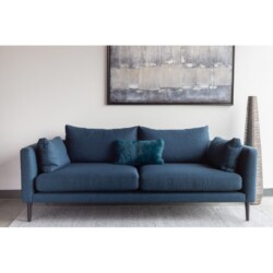 Sofa băng bọc vải màu xanh đậm được đặt trong không gian phòng khách hiện đại. Sofa có thiết kế tối giản với hai đệm ngồi…