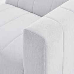 Cận cảnh chi tiết góc bo tròn mềm mại và đường may tinh xảo của sofa màu trắng xám. Góc chụp rất gần, làm nổi bật kết cấu…