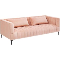 Sofa băng 3 chỗ màu hồng nhạt, chụp góc nghiêng từ phía trước bên phải. Ghế nổi bật với kiểu dáng đương đại, các đường vân…