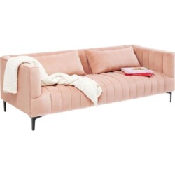 Sofa băng 3 chỗ bọc vải màu hồng nhạt, chụp góc nghiêng từ phía trước bên trái. Ghế có thiết kế vân sọc dọc tinh tế ở thân…