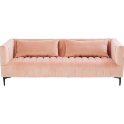 Sofa bọc vải màu hồng nhạt, chụp chính diện. Thiết kế tối giản với hai gối tựa lưng lớn, phần thân và tay vịn có các đường…