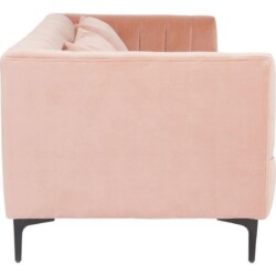 Mặt bên của sofa bọc vải màu hồng nhạt, chụp ngang. Phần tay vịn dày dặn, vuông vắn, được bọc vải trơn không vân, thể hiện…