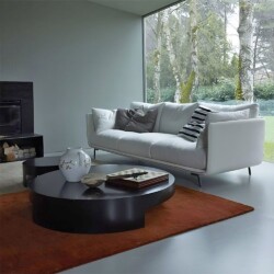Hình ảnh cận cảnh hơn của sofa băng Joeerly SF-329 màu trắng ngà, nổi bật với thiết kế chân kim loại mảnh và đệm ngồi êm á…