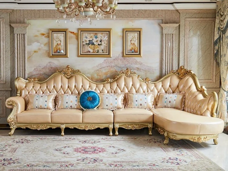 Chiếc sofa góc tân cổ điển SF901-3B màu kem sang trọng, được chụp chính diện trong một phòng khách trang trí theo phong cá…