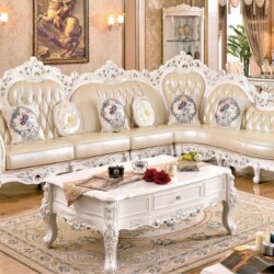 Sofa góc tân cổ điển SB905-3B màu kem sang trọng, được chụp trong bối cảnh phòng khách rộng rãi. Sofa có khung gỗ chạm khắ…