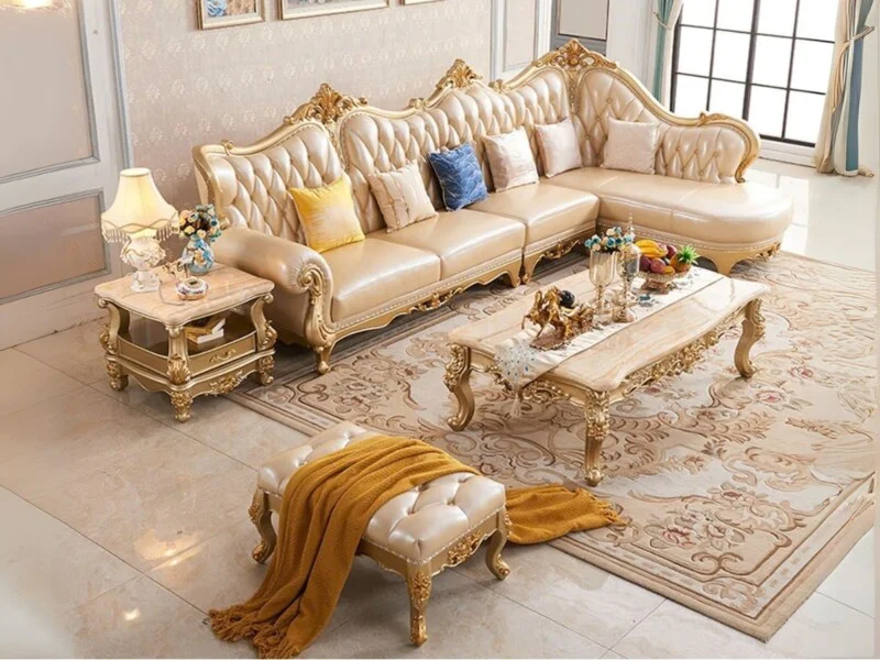Sofa góc tân cổ điển SB902-3B màu kem, chụp toàn cảnh trong phòng khách sang trọng. Sofa có lưng rút múi, tay vịn cuộn, ch…