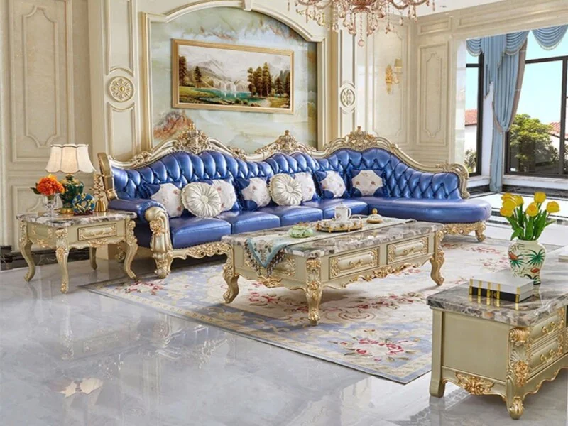 Bộ sofa góc tân cổ điển nhập khẩu SB908-3B màu xanh dương nổi bật trong không gian phòng khách sang trọng. Sofa có lưng tự…