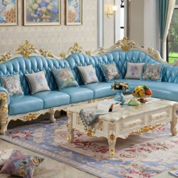 Bộ sofa góc tân cổ điển SB909-3B màu xanh ngọc nhạt, được chụp toàn cảnh trong không gian phòng khách sang trọng. Sofa có…
