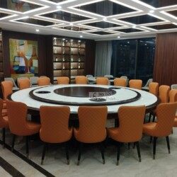 Toàn cảnh bộ bàn ăn tròn thông minh kích thước lớn GK01-36 trong không gian phòng ăn sang trọng. Bàn có mặt đá trắng vân m…