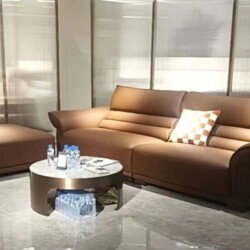 Sofa băng SF-A39-28 màu nâu da sinh thái, kiểu dáng hiện đại với đường cong mềm mại ở tay vịn và tựa lưng có đường may nga…