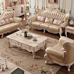 Toàn cảnh bộ sofa tân cổ điển SB925-123 màu kem/be sang trọng, đặt trong một phòng khách rộng. Bộ sản phẩm gồm một ghế đơn…
