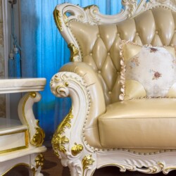 Ghế sofa đơn SB919-123 đặt cạnh bàn phụ nhỏ cùng phong cách, tạo thành góc thư giãn sang trọng. Ghế bọc da bò màu kem, tựa…
