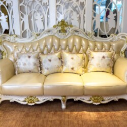 Ghế sofa băng 3 SB919-123 nhìn chính diện, bọc da bò màu kem mềm mại, tựa lưng rút múi và đệm ngồi phẳng. Khung gỗ sồi tự…