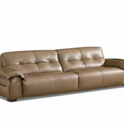 Sofa băng SFB8166 được chụp từ góc hơi chếch phía trước, nổi bật kiểu dáng dài và thấp, chân ghế ẩn. Bề mặt da bò tự nhiên…