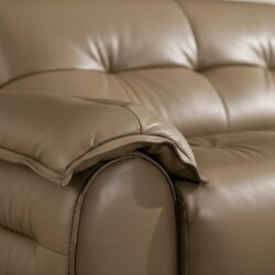 Cận cảnh tay vịn của sofa SFB8166, cho thấy chi tiết đường may chắc chắn và đều đặn trên lớp da bò tự nhiên màu nâu be. Ta…