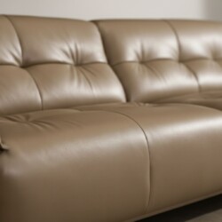 Cận cảnh phần đệm ngồi và tựa lưng của sofa SFB8166, nhấn mạnh chất liệu da bò tự nhiên màu nâu be và các đường may chìm t…