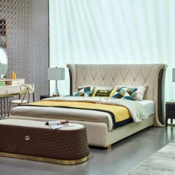 Giường ngủ bọc da luxury GIQF236-18 được chụp chính diện trong một phòng ngủ hiện đại. Giường có đầu giường cao, bọc da mà…