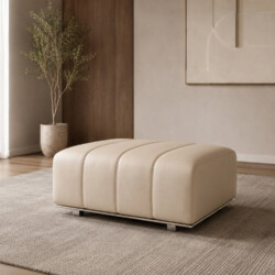 Ghế đôn sofa H361-100 màu kem nhạt, đặt trên thảm trải sàn màu be trong không gian phòng khách hiện đại. Ghế có kiểu dáng…