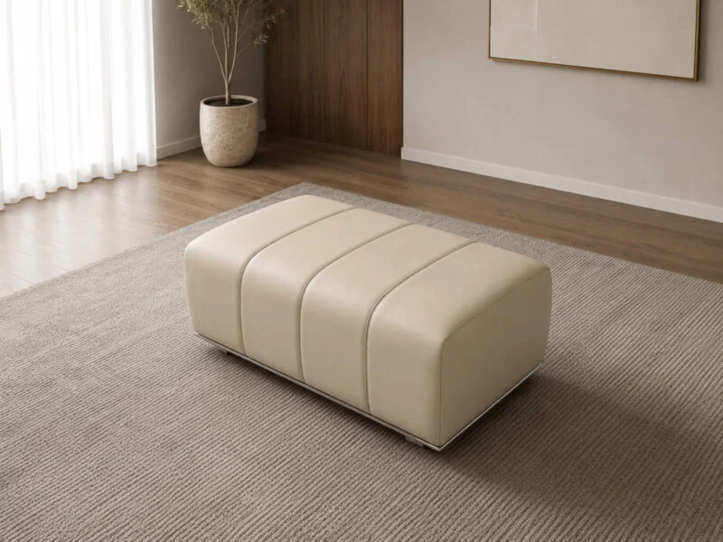 Ghế đôn sofa H361-100 được chụp từ góc nhìn hơi cao, cho thấy toàn bộ mặt trên và một phần cạnh bên. Ghế có màu kem trang…