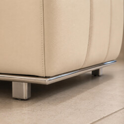 Góc chụp cận cảnh phần chân ghế đôn sofa H361-100, tập trung vào chi tiết viền chân Inox và chân trụ hình chữ nhật. Bề mặt…