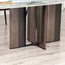 Cận cảnh chân bàn ăn BA934 được làm từ thép không gỉ, thiết kế hình cánh hoa độc đáo với các tấm thép màu nâu sẫm uốn cong…