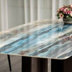 Cận cảnh mặt bàn đá pha lê của bàn ăn BA934, nổi bật với những đường vân mây màu xanh lam, trắng và nâu đan xen, tạo hiệu…
