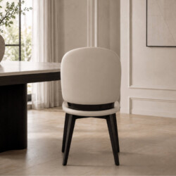 Ghế ăn LUMIÈRE GHY925 màu kem/be, chụp từ phía trước góc nghiêng, thể hiện rõ phần đệm ngồi êm ái và lưng ghế cao. Ghế bọc…