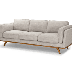 Sofa băng 3 chỗ được chụp từ góc hơi nghiêng, cho thấy rõ thiết kế tay vịn vuông vắn và phần khung gỗ tự nhiên màu cánh gi…