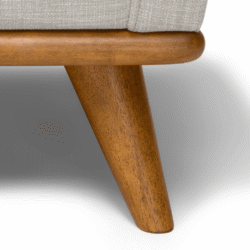 Cận cảnh chi tiết chân sofa làm từ gỗ sồi màu cánh gián, có hình dáng thon dần về phía dưới, tạo cảm giác thanh thoát và v…