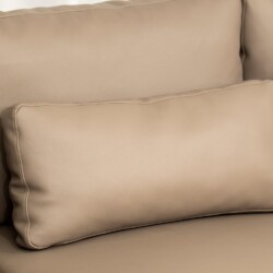 Chi tiết các đệm tựa lưng rời của ghế sofa BM001-113-C1050 màu nâu be, được thiết kế êm ái và có thể tận dụng làm gối ôm…