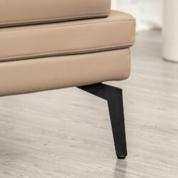 Cận cảnh chân ghế sofa BM001-113-C1050 màu đen mảnh mai làm từ sắt sơn chống gỉ, kết hợp với phần đế ghế bọc da nâu be, tạ…