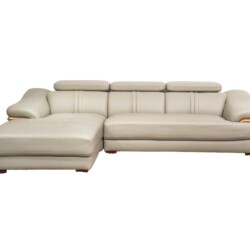 Sofa da góc phải màu be/ghi sáng, chụp chính diện trên nền trắng. Thể hiện rõ cấu trúc 2 băng với phần góc mở rộng, tựa đầ…
