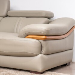 Cận cảnh tựa tay bo cong của sofa SF672-Nano1-28 màu be/ghi sáng, với chi tiết ốp gỗ màu nâu sáng tinh tế, tạo điểm nhấn ấ…