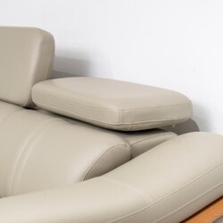 Cận cảnh phần tựa đầu điều chỉnh linh hoạt của sofa SF672-Nano1-28 màu be/ghi sáng, cho thấy đường may tỉ mỉ và chất liệu…